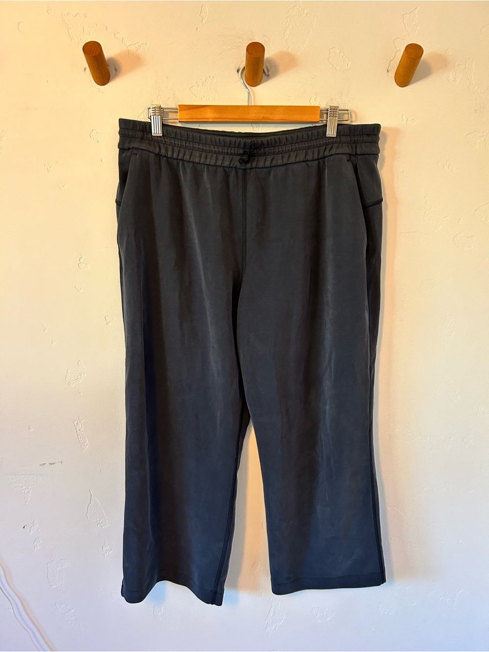 Lululemon Softstreme High-Rise Wide-Leg Cropped Pant Sz 14 Black Fall Comfy - Picture 2 of 5